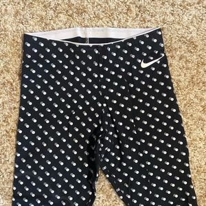 Nike xs leggings! Only worm a few times. Very comfortable !